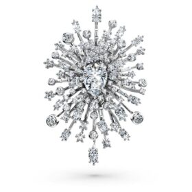 Broszka „Galaxy” z diamentami wyhodowanymi w laboratorium o łącznej masie 15,71 karata, o różnych kształtach, z 18-karatowego białego złota