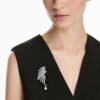Broszka z kolekcji Vienna „Feather”, biała, pokryta rutenem Broszka z kolekcji Vienna „Feather”, biała, pokryta rutenem