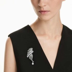 Broszka z kolekcji Vienna „Feather”, biała, pokryta rutenem Broszka z kolekcji Vienna „Feather”, biała, pokryta rutenem