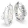 Kolczyki koła Ariana Grande X Swarovski z kryształowymi perełkami, szlifem bagietkowym, białe, pokryte rodem Kolczyki koła Ariana Grande X Swarovski z kryształowymi perełkami, szlifem bagietkowym, białe, pokryte rodem
