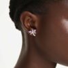 Kolczyki na sztyfcie Ariana Grande X Swarovski o zróżnicowanych szlifach, w kształcie ważki, wielobarwne, pokryte rodem Kolczyki na sztyfcie Ariana Grande X Swarovski o zróżnicowanych szlifach, w kształcie ważki, wielobarwne, pokryte rodem