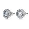 Kolczyki na sztyfcie „Eternity Halo” z diamentami wyhodowanymi w laboratorium, o łącznej masie 2 Ct, okrągłe, z 14-karatowego białego złota Kolczyki na sztyfcie „Eternity Halo” z diamentami wyhodowanymi w laboratorium, o łącznej masie 2 Ct, okrągłe, z 14-karatowego białego złota