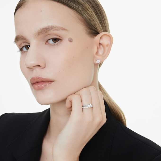 Pierścionek typu eternity z diamentami wyhodowanymi w laboratorium o łącznej masie 0,4 karata, okrągłe, srebro próby 925 Pierścionek typu eternity z diamentami wyhodowanymi w laboratorium o łącznej masie 0,4 karata, okrągłe, srebro próby 925