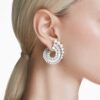 Kolczyki wiszące Ariana Grande X Swarovski z kryształową perłą, mieszane szlify, białe, pokryte rodem Kolczyki wiszące Ariana Grande X Swarovski z kryształową perłą, mieszane szlify, białe, pokryte rodem