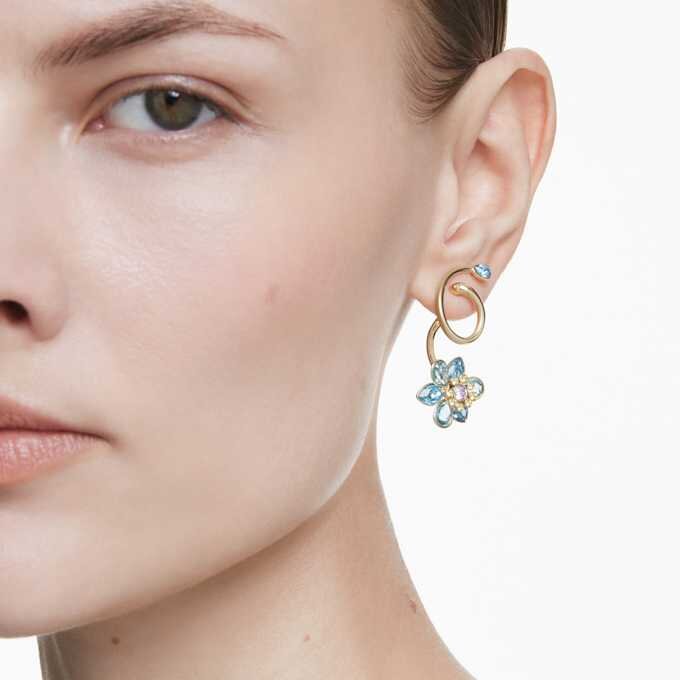 Kolczyki wiszące Idyllia – asymetryczny wzór, mieszane szlify, motyw kwiatowy, wielokolorowe, pokryte złotem Kolczyki wiszące Idyllia – asymetryczny wzór, mieszane szlify, motyw kwiatowy, wielokolorowe, pokryte złotem