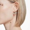 Kolczyki wiszące Idyllia – mieszane szlify, pavé, motyle, wielokolorowe, pozłacane Kolczyki wiszące Idyllia – mieszane szlify, pavé, motyle, wielokolorowe, pozłacane