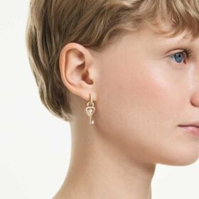 Kolczyki wiszące Idyllia z nausznicą typu ear cuff o mieszanych szlifach, serce z kluczem, różowe, w kolorze złotym
