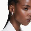 Kolczyki wiszące Matrix z różnymi szlifami, białe, pokryte rodem Kolczyki wiszące Matrix z różnymi szlifami, białe, pokryte rodem