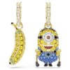 Kolczyki wiszące z motywem Minionków – Stuart i Banana, w stylu pavé, mini, wielokolorowe, pozłacane Kolczyki wiszące z motywem Minionków – Stuart i Banana, w stylu pavé, mini, wielokolorowe, pozłacane