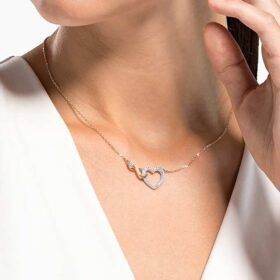 Naszyjnik „Hyperbola” z symbolem Infinity i sercem, biały, wykończenie z mieszanych metali Naszyjnik „Hyperbola” z symbolem Infinity i sercem, biały, wykończenie z mieszanych metali