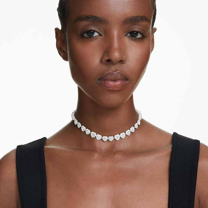 Naszyjnik typu choker Ariana Grande X Swarovski z różnymi szlifami, kryształowymi perłami, sercem, biały, pokryty rodem Naszyjnik typu choker Ariana Grande X Swarovski z różnymi szlifami, kryształowymi perłami, sercem, biały, pokryty rodem