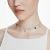 Naszyjnik typu choker Symbolica z kryształowymi perłami, księżycem, symbolem Infinity, koniczyną, symbolem „złego oka” i podkową, niebieski, w kolorze złotym Naszyjnik typu choker Symbolica z kryształowymi perłami, księżycem, symbolem Infinity, koniczyną, symbolem „złego oka” i podkową, niebieski, w kolorze złotym