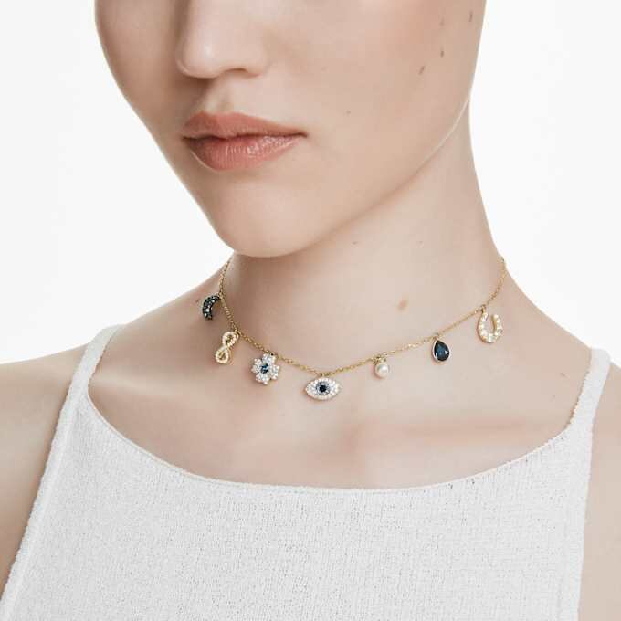 Naszyjnik typu choker Symbolica z kryształowymi perłami, księżycem, symbolem Infinity, koniczyną, symbolem „złego oka” i podkową, niebieski, w kolorze złotym Naszyjnik typu choker Symbolica z kryształowymi perłami, księżycem, symbolem Infinity, koniczyną, symbolem „złego oka” i podkową, niebieski, w kolorze złotym