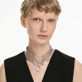 Naszyjnik typu choker z kolekcji Vienna z motywem piór, biały, pokryty rutenem