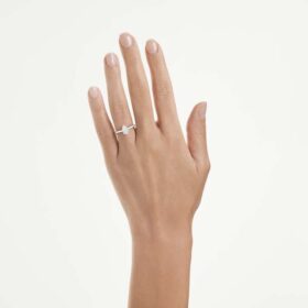 Pierścionek Eternity Solitaire z diamentami wyhodowanymi w laboratorium o łącznej masie 1 karata, w kształcie gruszki, z 14-karatowego białego złota Pierścionek Eternity Solitaire z diamentami wyhodowanymi w laboratorium o łącznej masie 1 karata, w kształcie gruszki, z 14-karatowego białego złota