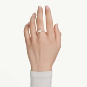 Pierścionek Stilla Attract z okrągłym szlifem, biały, pokryty powłoką w odcieniu złota Pierścionek Stilla Attract z okrągłym szlifem, biały, pokryty powłoką w odcieniu złota