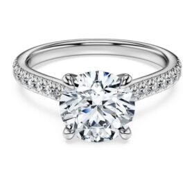 Pierścionek z brylantem typu „Eternity Solitaire” z diamentami wyhodowanymi w laboratorium o łącznej masie 2,2 karata, o okrągłym szlifie, z 14-karatowego białego złota Pierścionek z brylantem typu „Eternity Solitaire” z diamentami wyhodowanymi w laboratorium o łącznej masie 2,2 karata, o okrągłym szlifie, z 14-karatowego białego złota