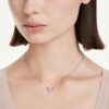 Wisiorek Ariana Grande X Swarovski z różnymi szlifami, w kształcie ważki, wielokolorowy, pokryty rodem Wisiorek Ariana Grande X Swarovski z różnymi szlifami, w kształcie ważki, wielokolorowy, pokryty rodem