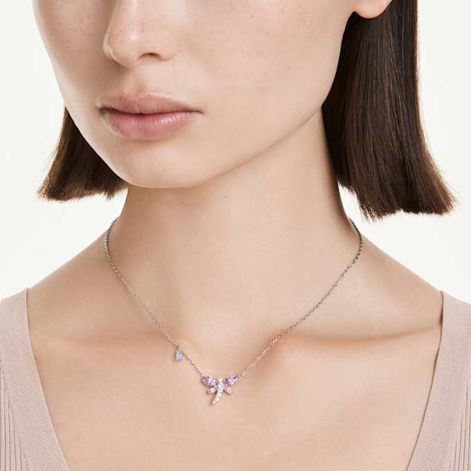 Wisiorek Ariana Grande X Swarovski z różnymi szlifami, w kształcie ważki, wielokolorowy, pokryty rodem Wisiorek Ariana Grande X Swarovski z różnymi szlifami, w kształcie ważki, wielokolorowy, pokryty rodem