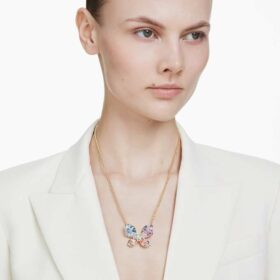 Wisiorek i broszka Idyllia – mieszane szlify, pavé, motyl, wielokolorowe, pokryte złotem