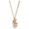 Wisiorek w kształcie łabędzia z różnorodnymi szlifami, łabędź, biały, pokryty powłoką w odcieniu różowego złota Wisiorek w kształcie łabędzia z różnorodnymi szlifami, łabędź, biały, pokryty powłoką w odcieniu różowego złota