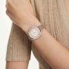 Zegarek Crystalline Aura Swiss Made, metalowa bransoletka, w odcieniu różowego złota, wykończenie z mieszanych metali